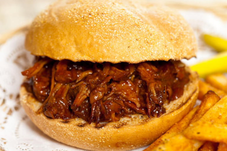 Lanche de Pernil com Molho Barbecue.