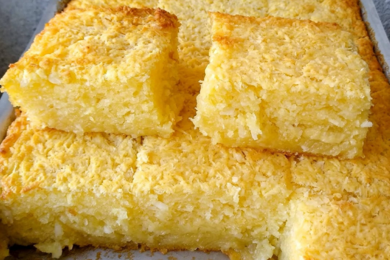 torta de mandioca com coco molhadinha.